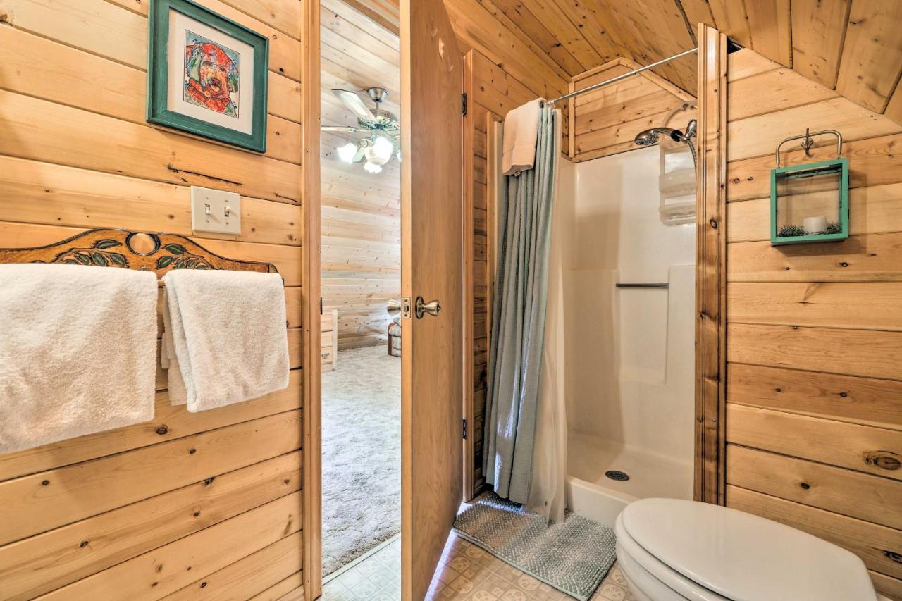 Rustic Duck Creek Village Cabin With Fire Pit! Buitenkant foto