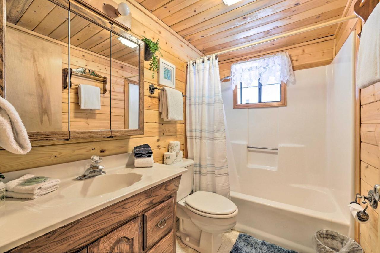 Rustic Duck Creek Village Cabin With Fire Pit! Buitenkant foto